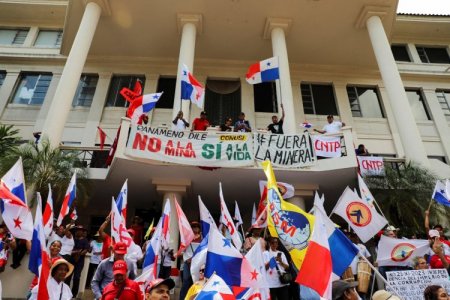 Manifestantes contra minerales críticos: el fiasco minero en Panamá muestra riesgos para la transición verde