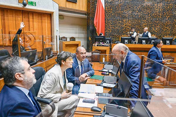 Tabla de factores: Comisión del Senado aprueba indicación para que regulador aplique fallo