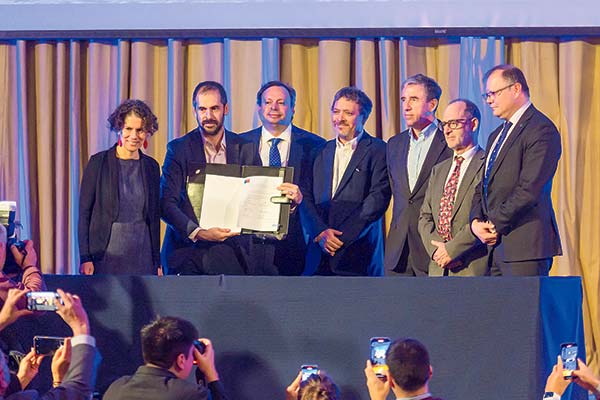 <p>Las autoridades del Gobierno junto a los máximos ejecutivos de Cooke Aquaculture y AquaChile.</p>