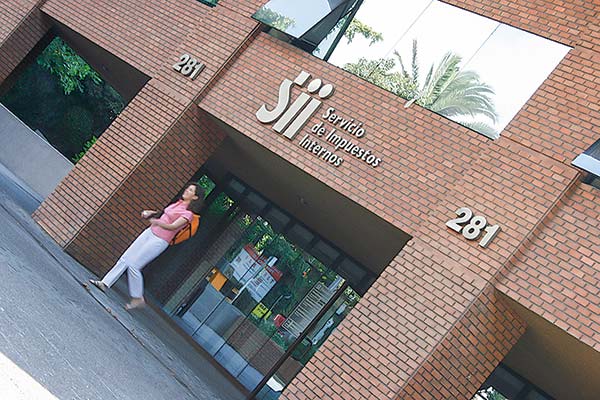 Pacto fiscal: Republicanos y Demócratas pasan a la ofensiva y piden a Hacienda liberar informe que evidencia alta evasión y elusión en IVA y empresas
