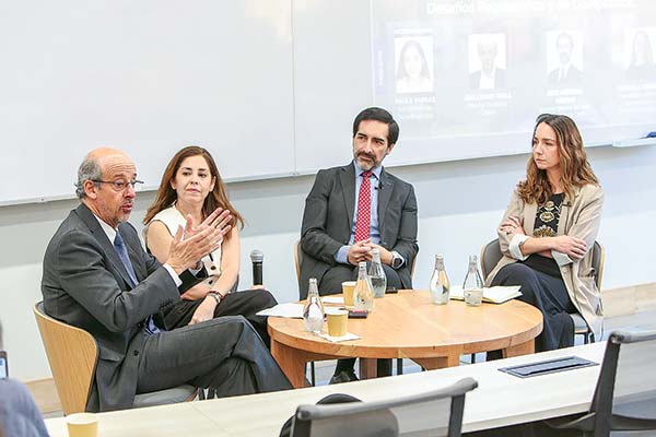 <p>Guillermo Tagle, Director Credicorp Capital; Paula Vargas, subdirectora DF; José Antonio Gaspar, Director general del Área Jurídica de la CMF; y Manuela Zañartu, Compliance Officer de Administradora Farellones Capital S.A. Foto: José Montenegro</p>