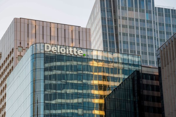 Deloitte recurre a la Inteligencia Artificial para evitar despidos masivos en el futuro
