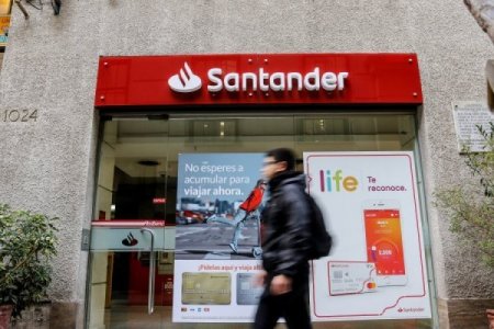 Santander Chile reduce jornada laboral a 40 horas y eleva sueldo mínimo sobre US$ 1.100