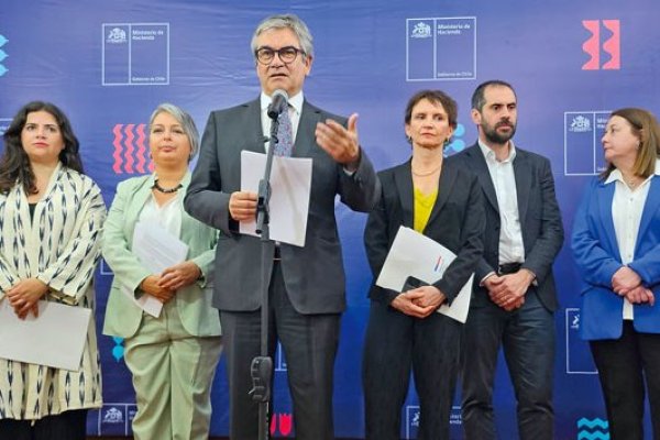 <p>Acompañado de distintos ministros del gabinete, el ministro Marcel presentó el texto de pacto fiscal.</p>