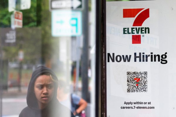 <p>Solicitudes de subsidio desempleo en EEUU suben levemente y se reduce la expansión del PIB en tercer trimestre</p>