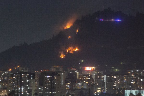 Bomberos y brigadas controlan incendio en una de las laderas del Cerro San Cristóbal