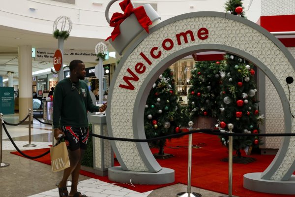 Crecimiento de las ventas navideñas se frena en EEUU con los compradores enfocados en descuentos