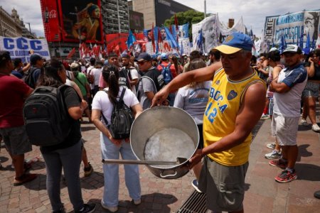 Los argentinos sienten el impacto de la inflación en Navidad tras la devaluación