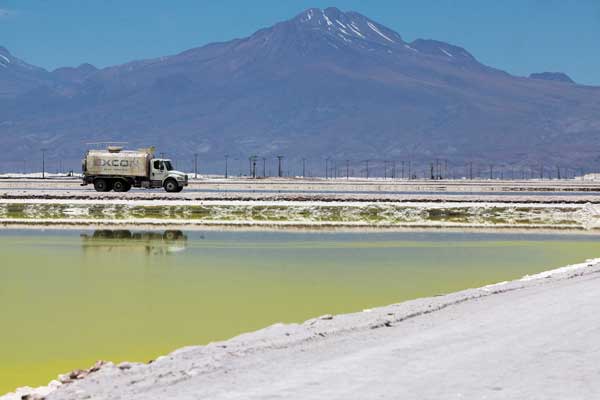 Dispares reacciones en el oficialismo ante acuerdo Gobierno-SQM y la oposición lo observa con cautela