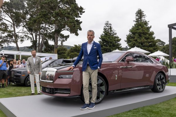 <p> Torsten Müller-Ötvös, CEO de Rolls-Royce, junto a un Spectre eléctrico con un precio estimado de US$ 500.000. (Foto: Hannah Elliott, Bloomberg)</p>