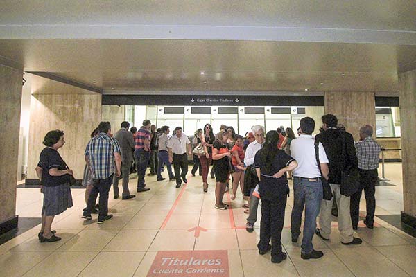 La evolución de la banca en trabajadores y oficinas en un año marcado por menores utilidades