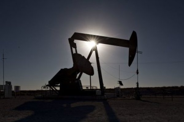 El barril de petróleo se encamina a una baja anual del 10% después de que preocupaciones por la demanda frenaron la racha alcista