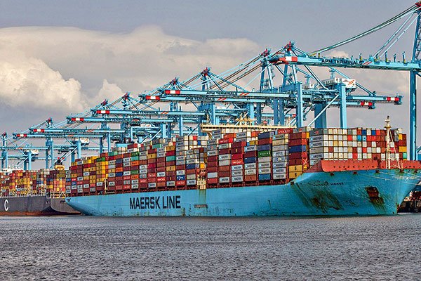 <p>Maersk retrasa nuevamente los tránsitos por el Mar Rojo después de que el barco fuera atacado dos veces</p>