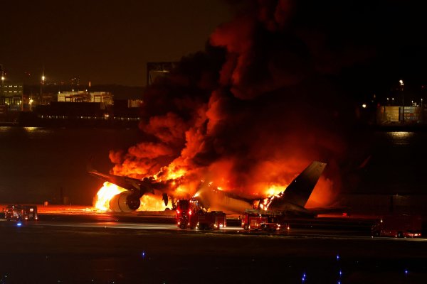 <p>Evacúan a los pasajeros de avión de Japan Airlines que se incendió en el aeropuerto de Tokio</p>