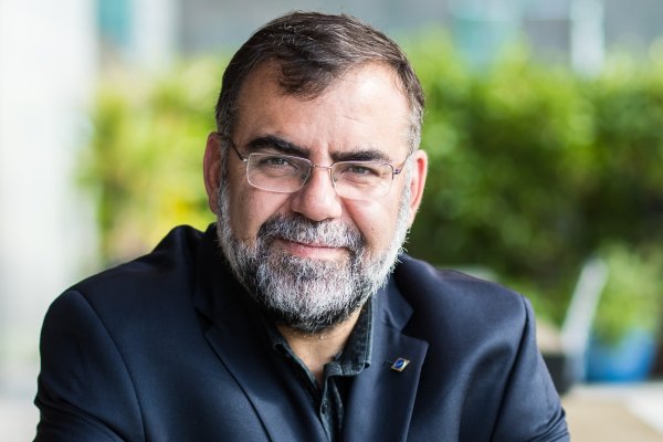Ricardo Baeza-Yates: "Decir que estamos en peligro de extinción por la IA es una falta de lucidez, me preocupa más bien la falta de ética"