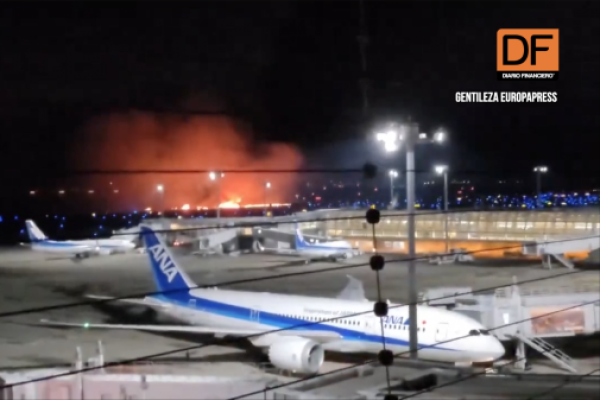 <p>Ahora en DF | Evacúan a casi 400 pasajeros de un avión tras incendiarse por una colisión en Japón</p>