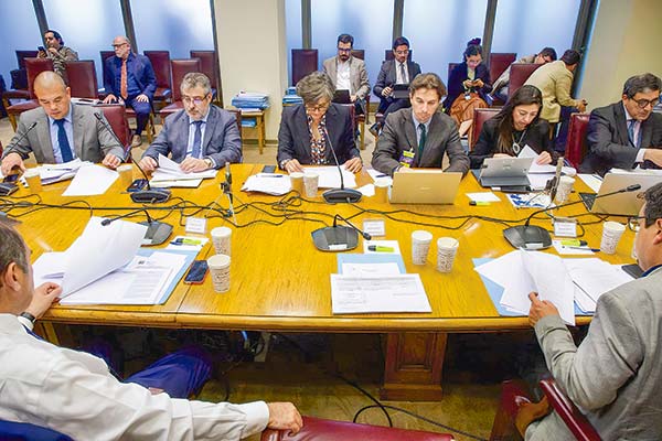 Preparan cambios a ley corta e isapres proyectan escenario más crítico hasta octubre al menos