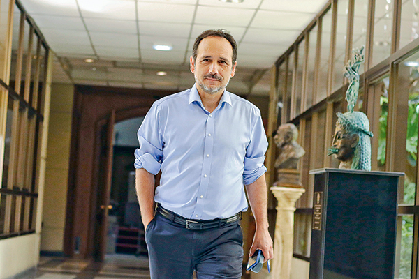 El senador Daniel Núñez (PC) se lanza en picada contra el empresariado por su propuesta tributaria