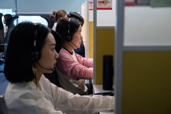 Los trabajadores en China sufren la mayor caída en los salarios de contratación registrada hasta la fecha