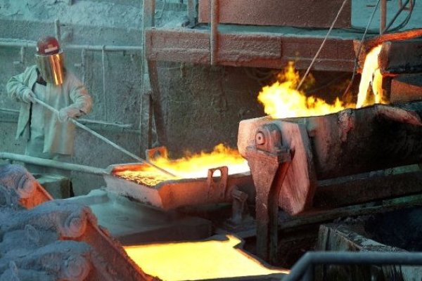 El cobre cae a mínimos de dos semanas por la subida del dólar y dudas sobre China