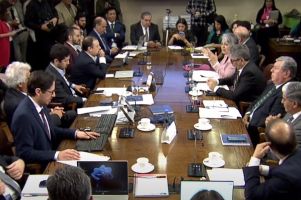 <p>Diputados de partidos "no alineados" presentan indicación para dividir destino del 6% de la reforma de pensiones en partes iguales a capitalización y solidaridad</p>