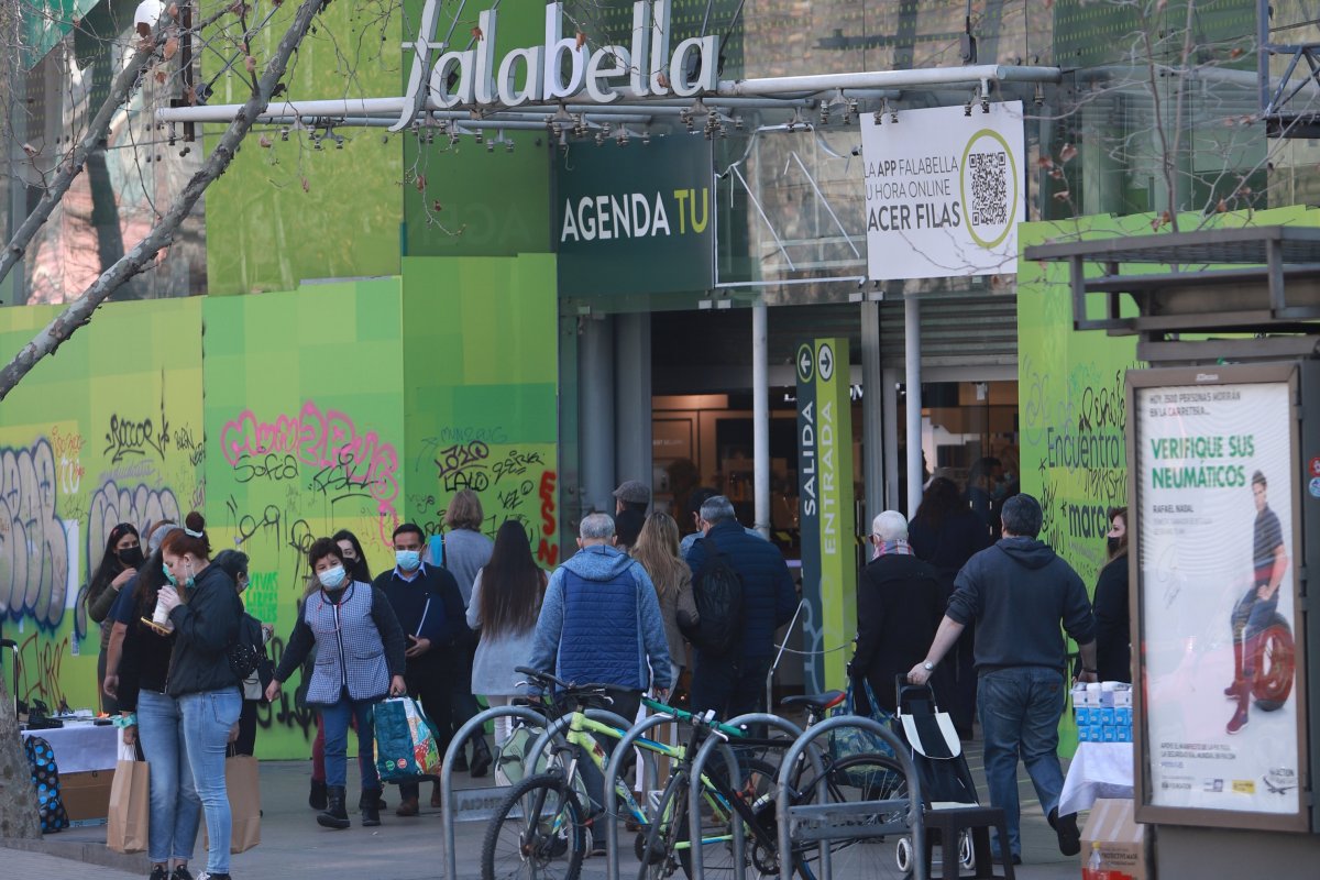 <p>No solo en Lyon: Falabella pone en venta dos tiendas en calle Ahumada</p>