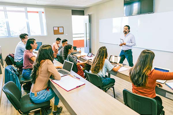 FNE inicia estudio de mercado sobre educación superior ante factores como alto porcentaje de carreras con retorno negativo para egresados