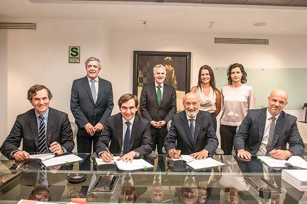 <p>(De izquierda a derecha) José Pablo Domínguez, gerente general de ME Elecmetal Funvesa; Eugenio Arteaga, gerente general de Elecmetal; Miroslav Jiras C., presidente de Funvesa, y Miroslav Jiras S., asesor gerencia (sentados). Rolando Medeiros, presidente de directorio de Filiales Metalúrgicas de Elecmetal; Baltazar Sánchez, presidente del directorio de Elecmetal; Karin Jiras S., y Denise Jiras S. (de pie).</p>