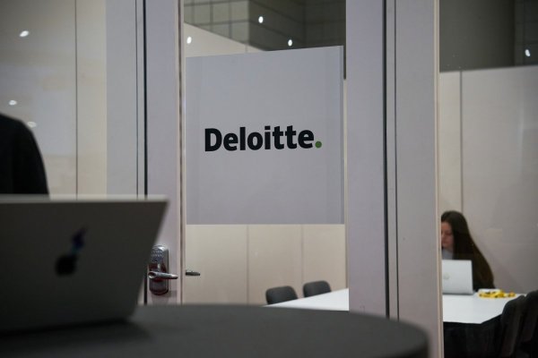 Deloitte implementa un chatbot de Inteligencia Artificial para sus empleados