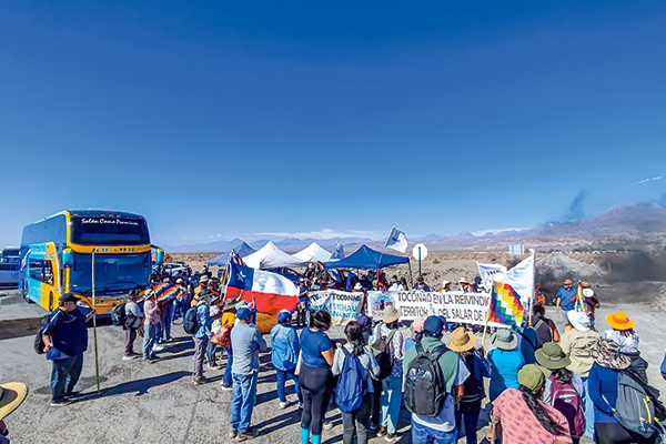 <p>Comunidades indígenas se tomaron el acceso a Salar de Atacama de manera indefinida</p>