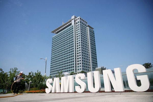 <p>Las ganancias operacionales de Samsung caen en más de un tercio, pero se anticipa una mejoría en el sector de chips en 2024</p>