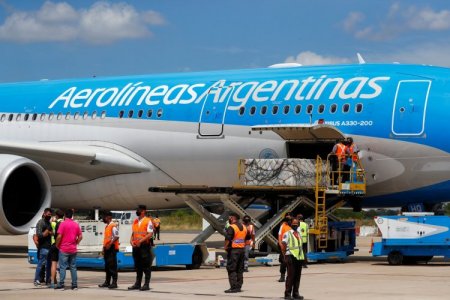 Milei reduce casi la mitad de la estructura gerencial en Aerolíneas Argentinas