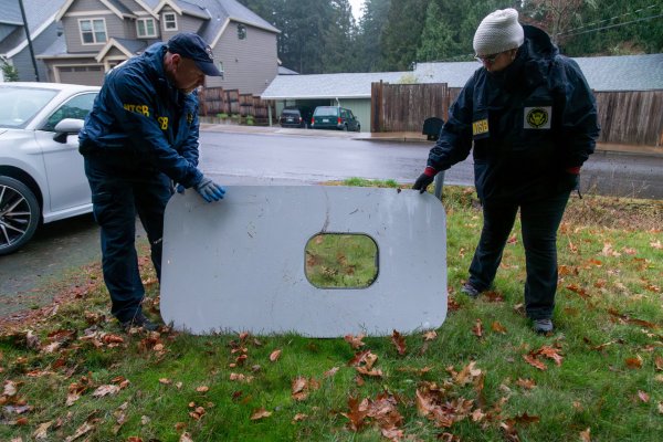 <p> Los investigadores examinan el área del tapón del fuselaje del Boeing 737-9 MAX de Alaska Airlines que se desprendió en pleno vuelo sobre Oregon. (Foto: Reuters)</p>