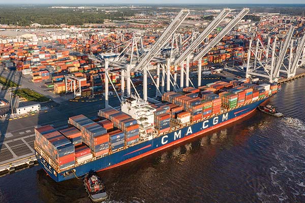 El comercio mundial cae por los ataques en el Mar Rojo, según informe de instituto económico alemán