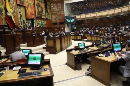 Ecuador aprueba ley de generación e inversión eléctrica impulsada por Daniel Noboa