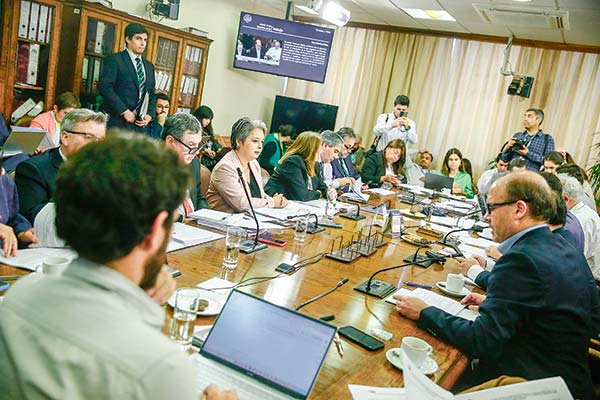 <p>Reforma previsional: lo que se ha aprobado en el Congreso y el escenario que enfrenta el 6% de cotización adicional</p>