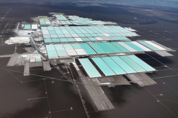 SQM baja más de 3% en la bolsa y cierra su peor semana desde octubre de 2023 en medio del declive del litio