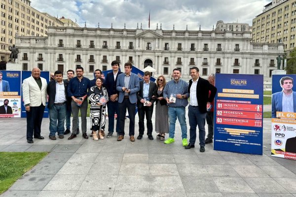 A pasos de La Moneda, el diputado Diego Schalper (RN) llama a los trabajadores a manifestarse en contra de la reforma de pensiones