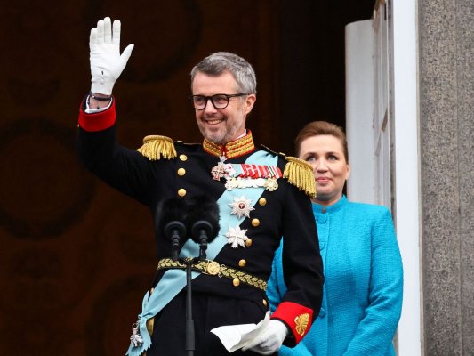 El rey Federico X asume el trono de Dinamarca y comparece ante una multitud