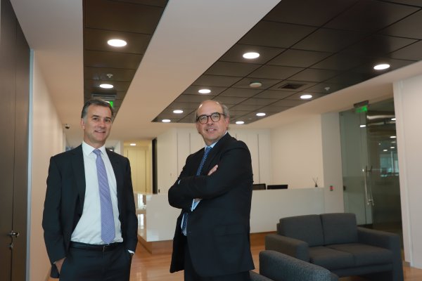 <p>El CEO de LarrainVial Asset Management, Ladislao Larraín y el director de inversiones de la entidad, José Manuel Silva.</p>