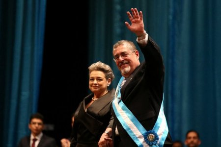 Nuevo presidente de Guatemala asumió el cargo contra todo pronóstico