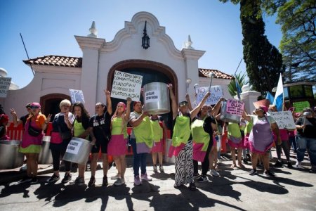 Ante aumento de costo de vida, argentinos protestan frente a la Quinta de Olivos
