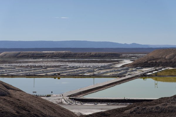 <p>Minera del Grupo Errázuriz y fondo de Singapur negocia venta de participación minoritaria para financiar proyecto de litio en Chile</p>