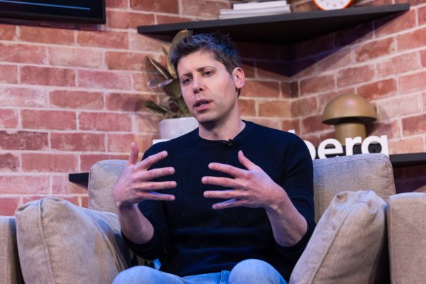 Sam Altman y Bill Gates sopesan los riesgos de la Inteligencia Artificial en un gran año electoral