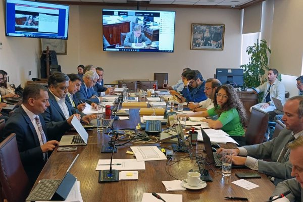 Pensiones: aprueban dividir la industria y oposición critica eficiencias de tener un solo administrador