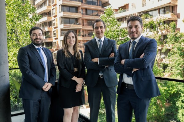 <p>Sebastián Leyton, Francisca Levin, Michel Diban y Raúl Fernández (de izquierda a derecha). </p>