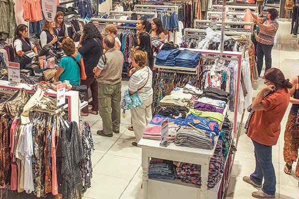 <p>Feller Rate y tiendas por departamento: compañías bajaron más de un 20% sus inventarios en 2023</p>