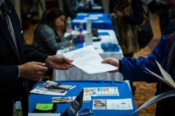 <p>Pedidos de ayuda por desempleo en EEUU alcanzan 187​.000, ​por debajo de lo previsto​​​​​</p>