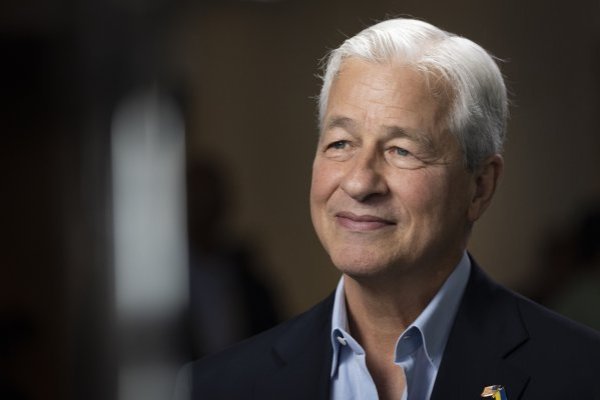 <p>Tras un buen año, JPMorgan Chase le pagó a su CEO Jamie Dimon un sueldo récord en 2023</p>