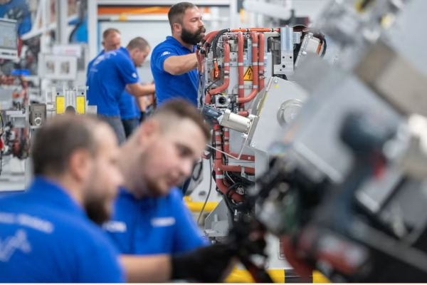 <p>Los proveedores alemanes de piezas de automóviles planean recortes de plantilla en medio de la costosa transición a la electromovilidad</p>